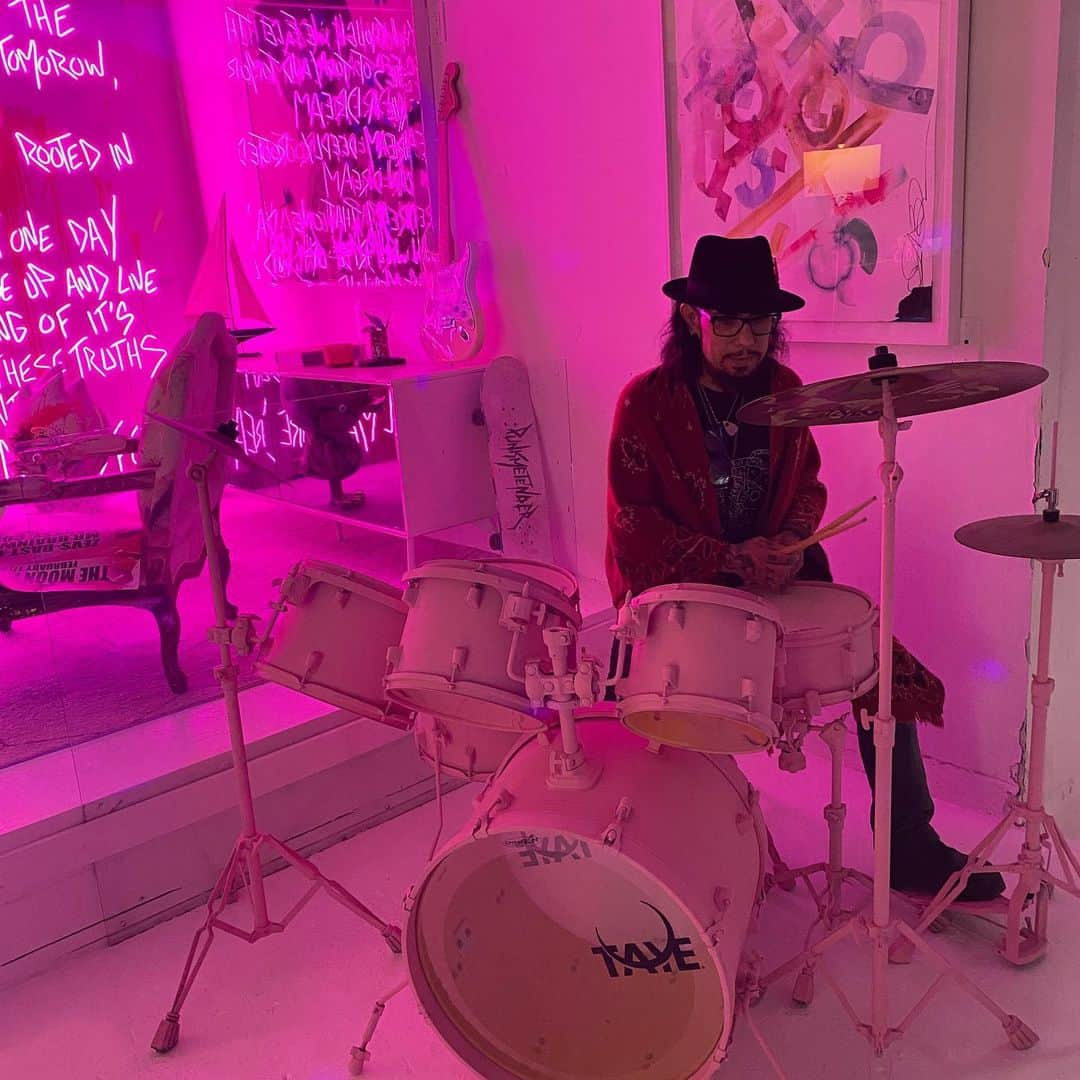 デイヴ・ナヴァロのインスタグラム：「Playing the @punkmetender drum set at his studio space. Photo: @imvanessadubasso」