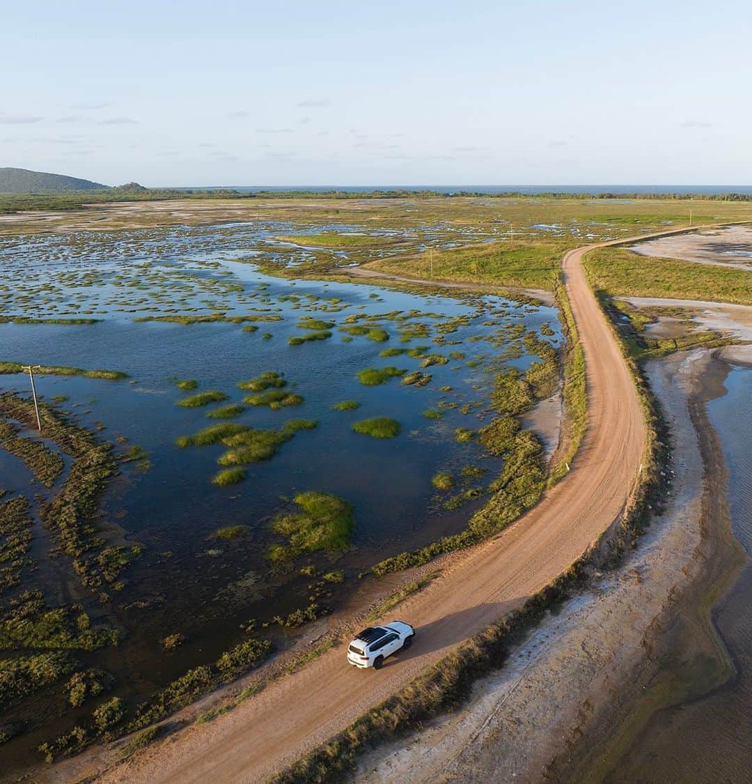 Toyota Australiaのインスタグラム：「As seasons shift, so does the landscape 💧  Whether you’re 4x4 driving or setting up camp - it’s important to be mindful of water levels.  📍Dry Tropics of North Queensland 📸 @seanscottphotography」