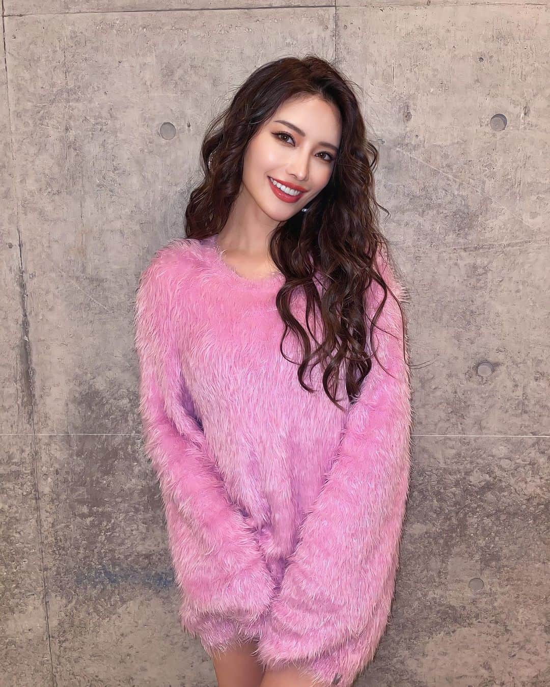 MIKAのインスタグラム：「💖💕🫦💘💓💗  ⠀ hair make up @nagiiii_arrange  @beauty_salon_nagomi ✨  めっちゃ質問くるこのニットは @alyxstudio 💞🪩  ⠀」