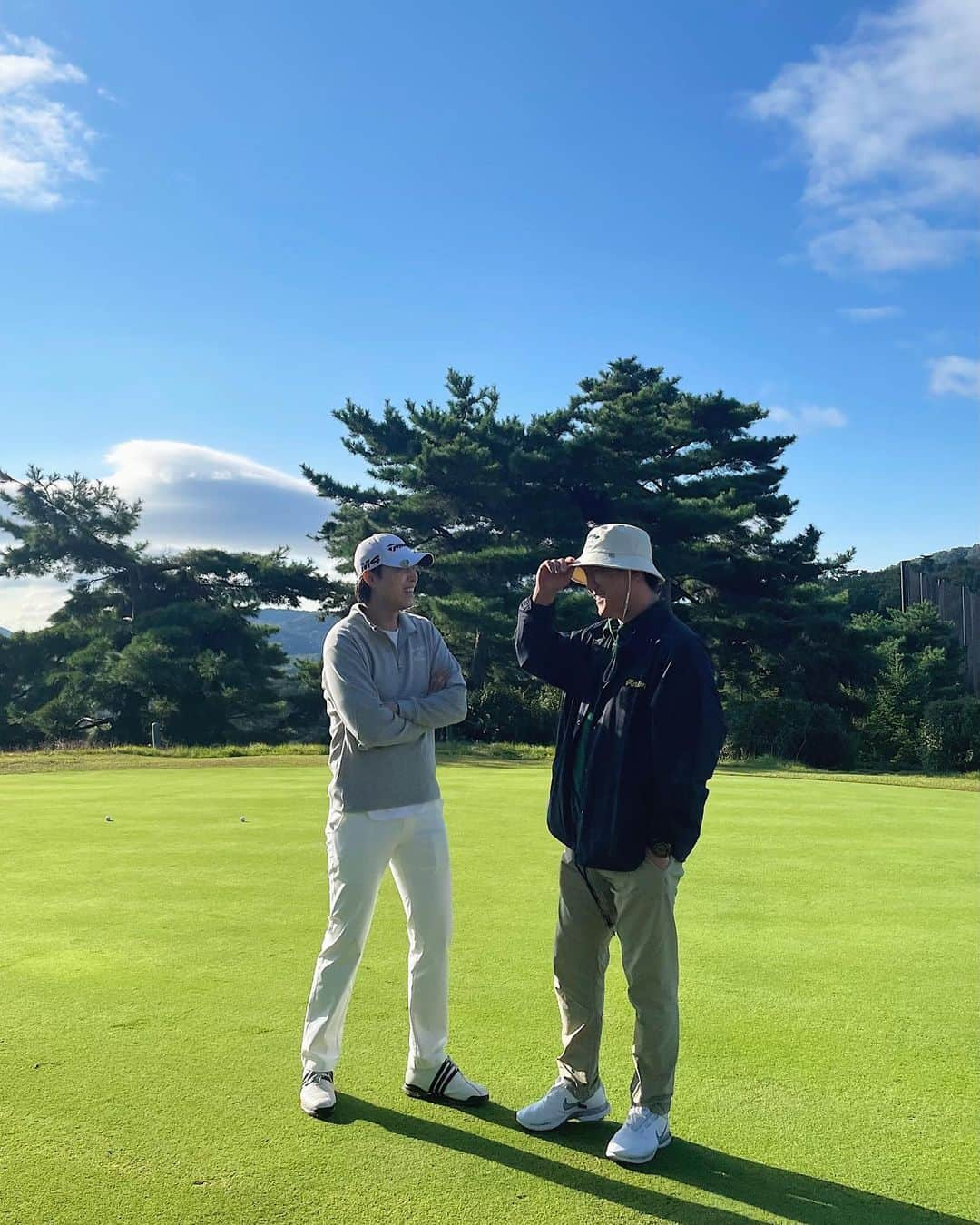 イェジュン のインスタグラム：「우당탕탕 음악인들의 골프모임 #에바골프단 🎼⛳️」