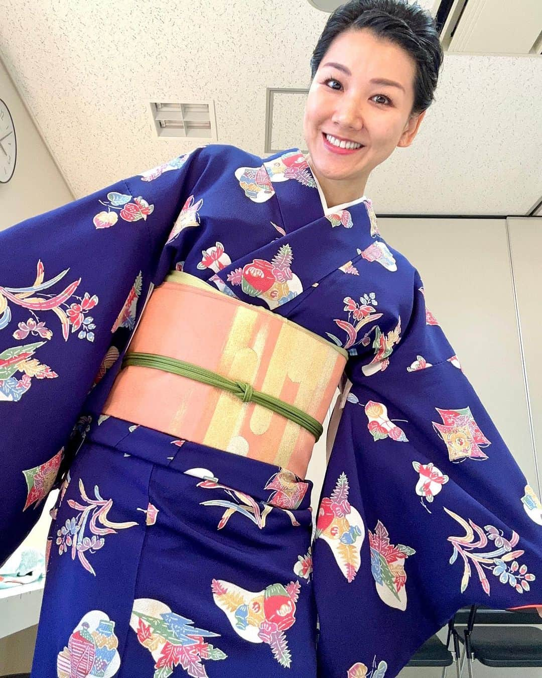 林家あずみさんのインスタグラム写真 - (林家あずみInstagram)「昨日はにぎわい座での寄席に出演し 志ん弥師匠のひざを努めさせてもらいました！！  着物は濃いめの紺と紫の間のような色味の着物で、柄が紅型のような小紋✨  帰りは電車が間引きされていたり遅延していて いつもの倍の時間かかって帰宅😅  帰宅ラッシュの時間帯とかぶっていたので ギューギューでした😅💦  今日は節分ですね😃 恵方巻き食べないけど、豆だけ食べよかしら✨  #にぎわい座 #林家あずみ  #着物コーデ」2月3日 13時31分 - kurohime424