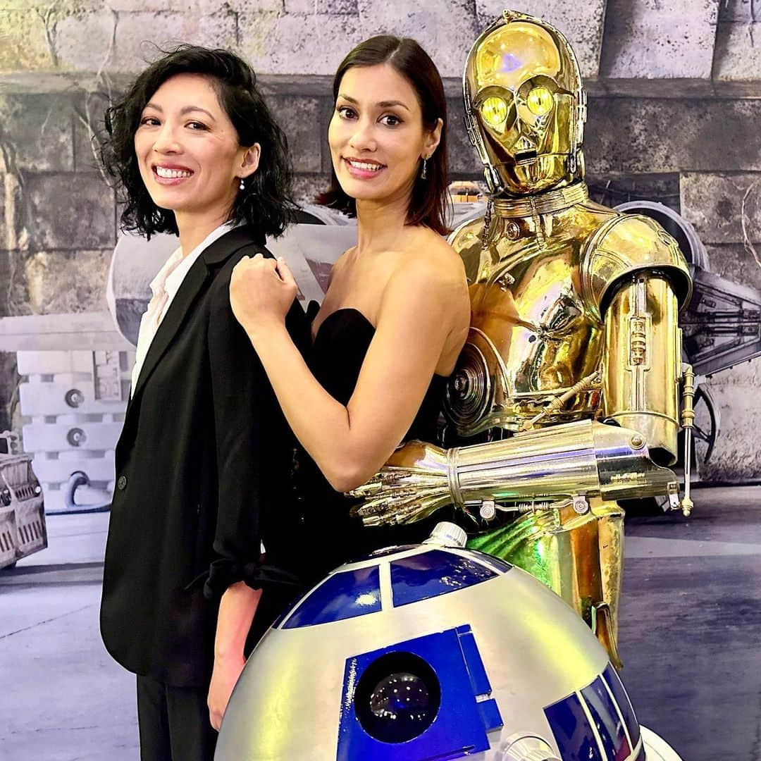 ジャニナ・ガヴァンカーのインスタグラム：「Happy bday @qgar ! Still dreaming of our nerd prom double date with C3P0 & R2.」