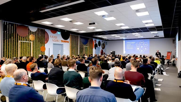 ナイジェル・デ・ヨングさんのインスタグラム写真 - (ナイジェル・デ・ヨングInstagram)「Symposium about the development and future of Dutch football.   @officialknvb  @coachesbv」2月3日 5時45分 - nigeldejong