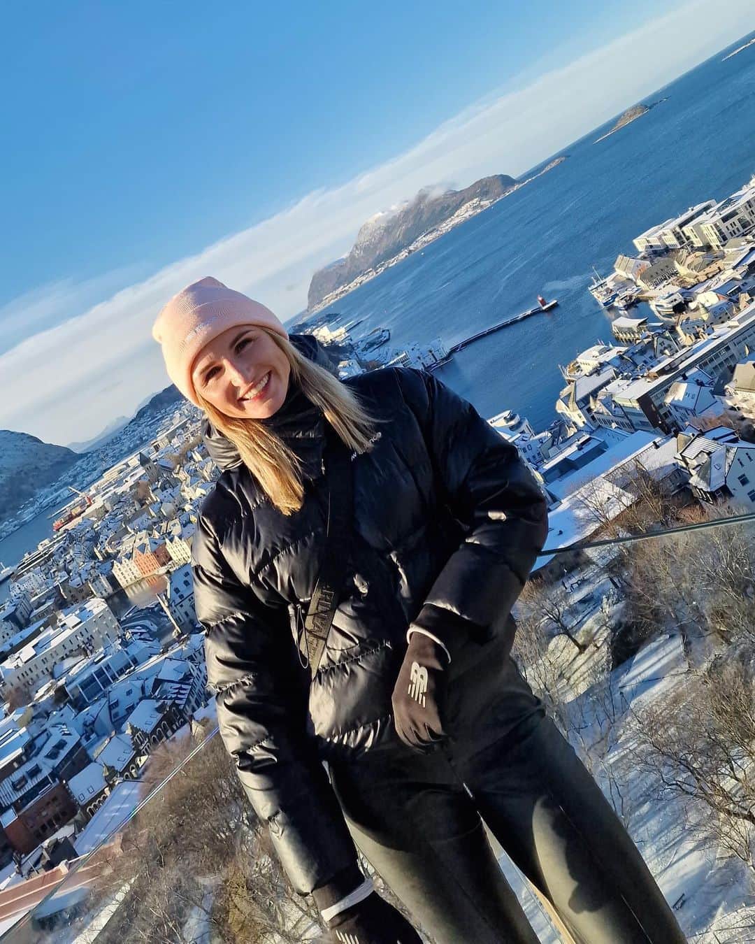 マウゴジャータ・ホルブのインスタグラム：「Pewnego słonecznego dnia w Norwegii ☀️  #citybreak #nicetime #norway #spendingtimewithfamily #winter #współpracareklamowa」