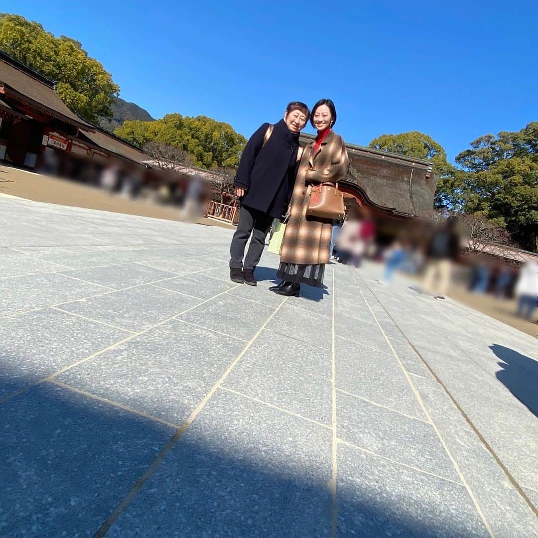 高畠麻奈さんのインスタグラム写真 - (高畠麻奈Instagram)「母娘旅🌸 東京からと名古屋から、各々博多に飛びました✈️ 1人での空の旅、それはもうドキドキノンストップ。  写真を撮ってくれたお兄ちゃん達が愉快で 博多座近くの甘味屋さんのおじちゃんが優しくて 太宰府近くのご飯屋さんのお姉さんが優しくて 意外と空いてるね、とお店に入った途端に混み始めて 優しさと幸運にまみれた3日間でした☺️  #福岡旅行#博多旅行 #母娘旅行#太宰府天満宮 #キャナルシティ博多 はまた6月に☺︎ #櫛田神社#節分 仕様 #旅の始まり は#三日月のクロワッサン」2月3日 6時33分 - mana_724