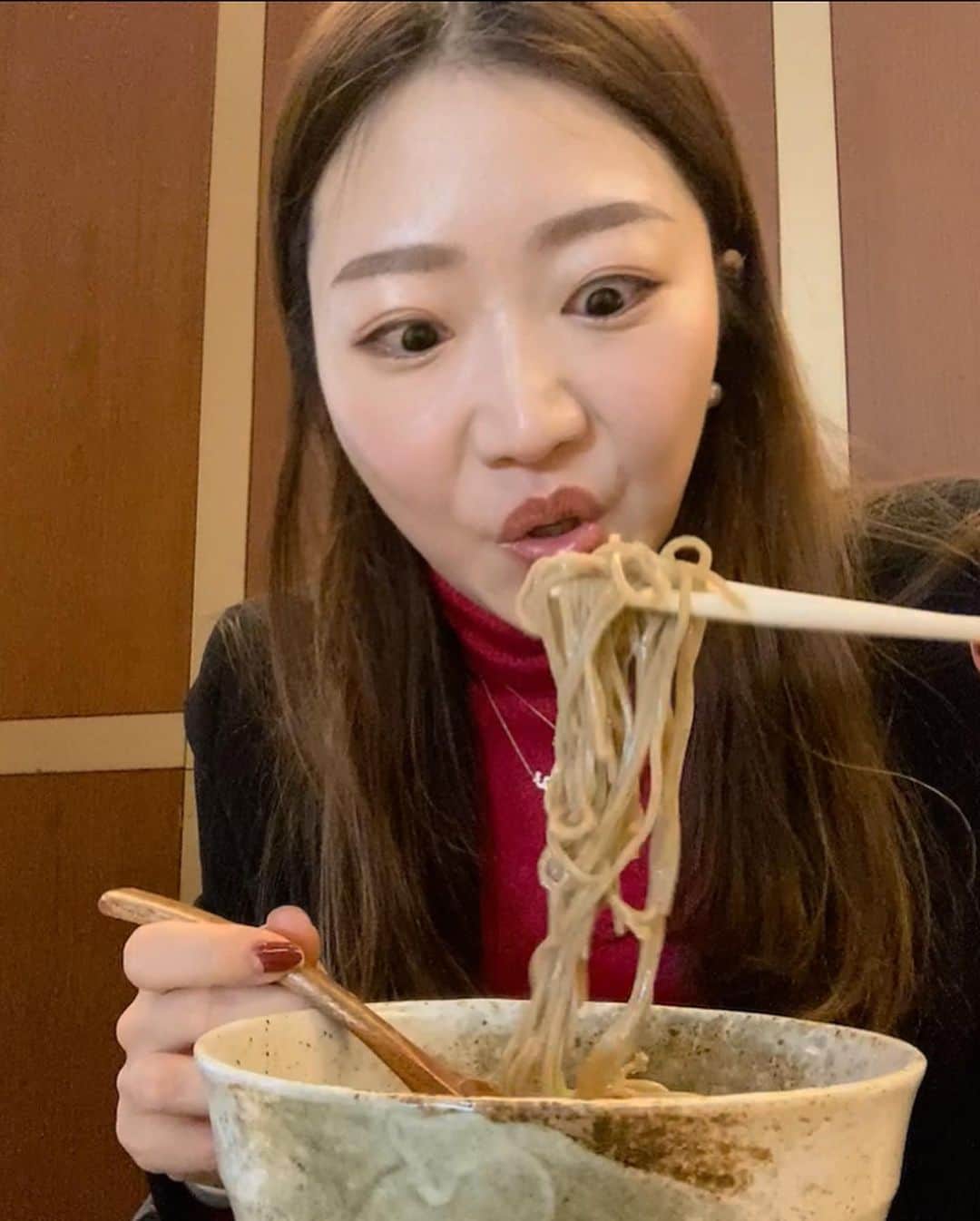 CRAZY COCOのインスタグラム：「In love with noodles 🍜🫶 Excellent choice for my quick lunch🤤🤤🤤 it’d be great if I had an accompany 🥹  おはびび✈️🫶 皆さんの応援のお陰で 新しいお仕事や 大阪⇆東京の移動が増え 感謝の気持ちがぱいぱいです🫶 ありがとうございます🥰❤️  移動中にサクッと一人飯も増えたので 誰かと一緒に会話を楽しみながら ゆっくり食べたいなぁと思う今日この頃。 誰かと食べた気になれるよう 「1人ジェントル麺」をやりながら 少しでも楽しく食べるように心がけています🤍 ←どんなロジック？笑  東京でオススメのお蕎麦屋さんありますかい🥹？ 大盛りジェントル麺しに行きます🤤  #モーニング #朝ごはん #ランチ #お昼ご飯 #ディナー #晩ご飯 #蕎麦 #うどん #ラーメン #ラクサ #フォー #3食麺でもいけんことない #いかんけど #1番好きな麺は蕎麦 #にしん蕎麦 #東京はにしん蕎麦少ないな #うまいから食べてみそ #食べたもの返却口に戻さない人のロジックとは #戻さんかい」