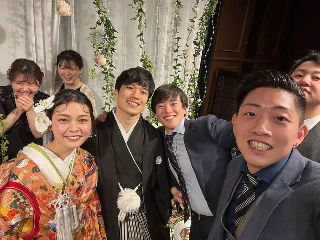 大原亞紋のインスタグラム：「ほぼ初めての結婚式、知ってる人周りにいない中で緊張も不安もあったけど、  直樹とまなみさんの大切な時間の一員になれて嬉しかった😊  小学生までしか一緒じゃなかったけど今もなお連絡を取り合える数少ない友達の幸せな顔、育ってきた中で出会った友人と会えて話せて楽しかったーー！  また近いうちに！！  次は誰が結婚式するかな〜笑」