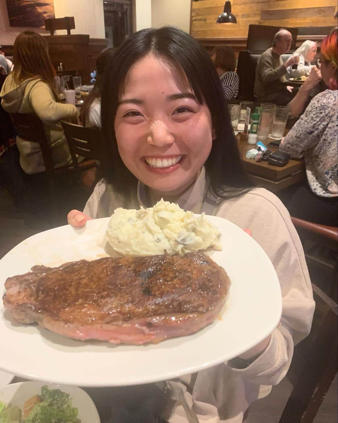 荒川晴菜のインスタグラム：「でっかいにくーーー！🥩」