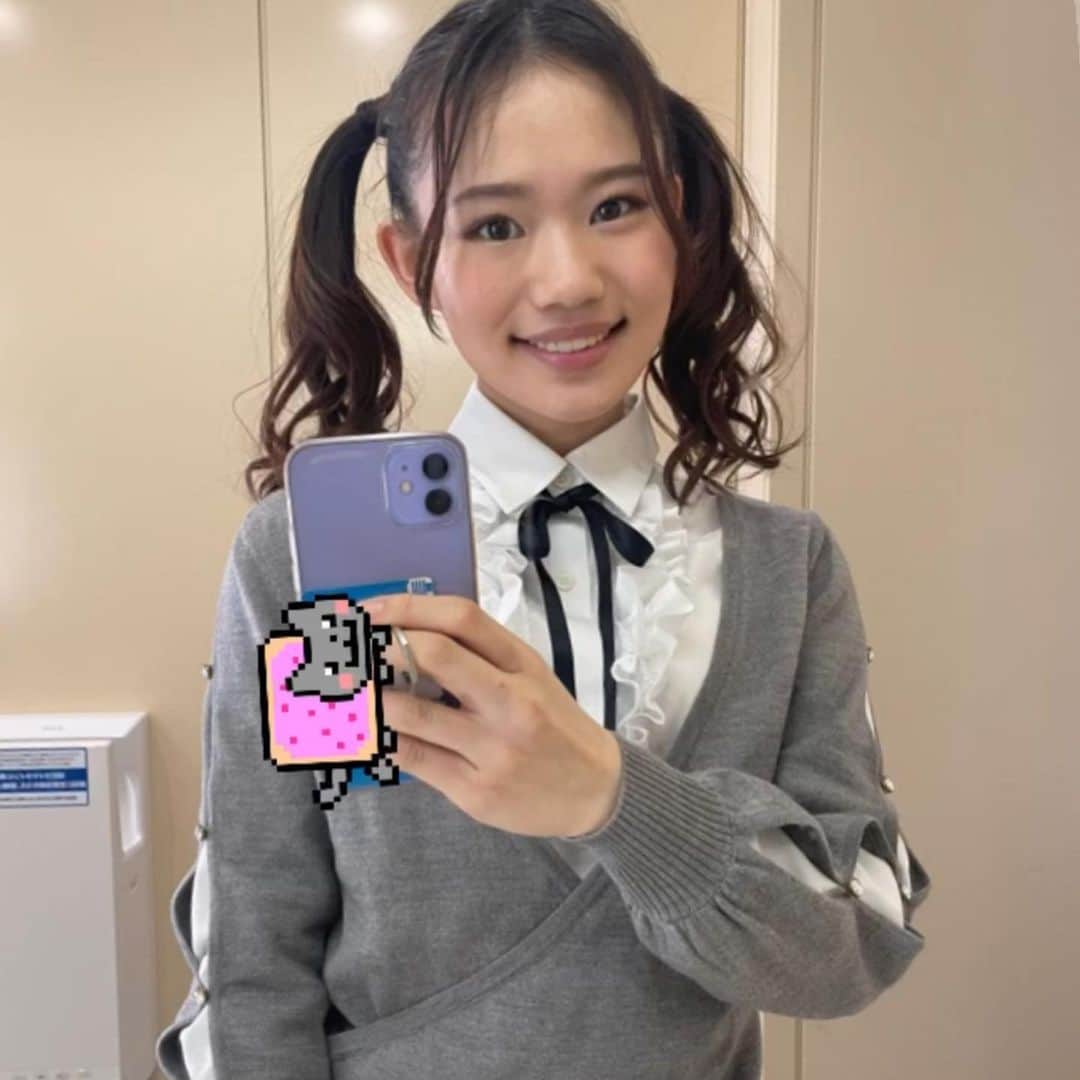 のインスタグラム：「#ツインテールの日 1日遅刻ですが🙏去年のオフショです！ 髪が伸びるまでまだかかるのでこれが人生最後のツインテになるかも…？と思ってあげてみました😇  #japanesegirl #japaneseculture #rainbowcat #twintail #ツインテール」