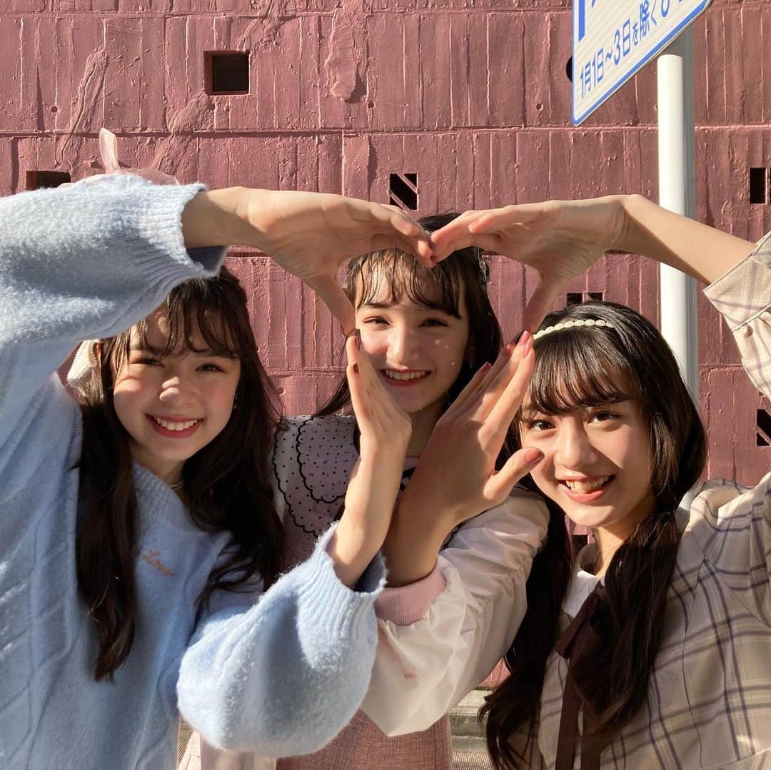 ニコ☆プチのインスタグラム：「💗💗💗 3人でハートを作りました💕 1枚目　成功 2枚目　ハート作ろうとして… 3枚目 リナの顔もユメナの顔も半分見えないっ🤣 #ニコプチ #星名ハルハ #川口莉奈 #飯尾夢奏 #プチモ」