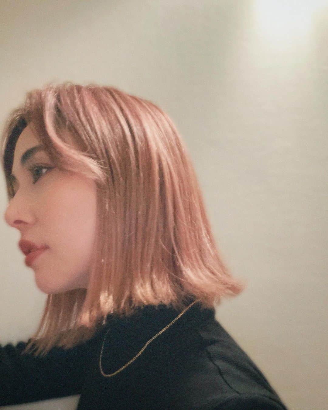 出浦寛子（HIROKO）のインスタグラム：「🍑🍊💇‍♀️ ⁡ 色落ち後のカラーも気に入ってる😚💓  @teraoka_yukihiro_peekaboo  ⁡ 眉毛とまつ毛の調子相変わらず良い🙌🏻💕 @waxyyy.tokyo  ⁡ #hair #peekaboo #waxyyy  #hbl #hollywoodblowlift  #ハリウッドブロウリフト  #パリジェンヌラッシュリフト」