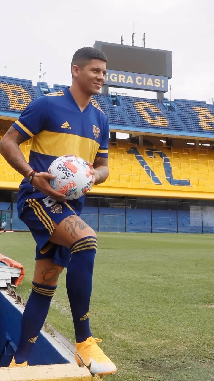 マルコス・ロホのインスタグラム：「2️⃣ años defendiendo la de #Boca. ¡Te esperamos por más, Capitán! 🫡💙💛💙」