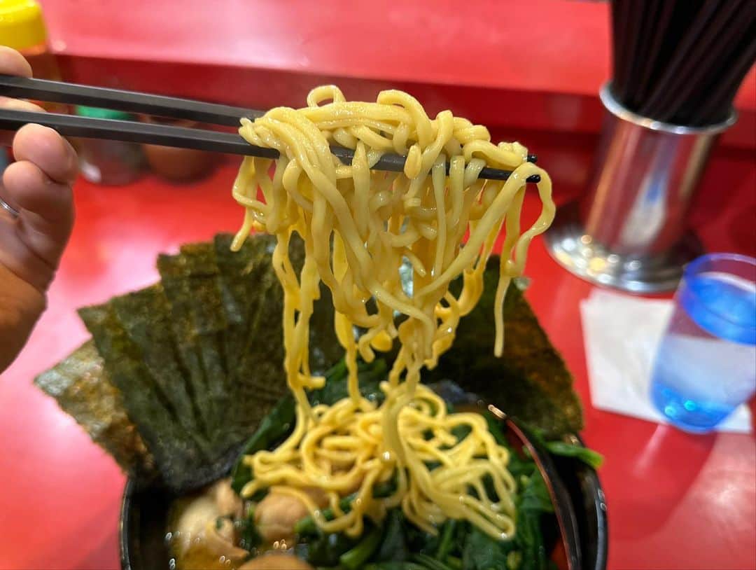 rasuさんのインスタグラム写真 - (rasuInstagram)「昨日の吉村家さんも最高過ぎた… 昨日は燻製強めな分カエシがデフォでもちょい強めでバッチリ過ぎるバランスよね🤤 並んでも食べたい一杯ですわ🤤🤤🤤  #吉村家 #吉村家総本山 #家系 #家系ラーメン #ラーメン #超うまい」2月3日 10時25分 - rashu_eat
