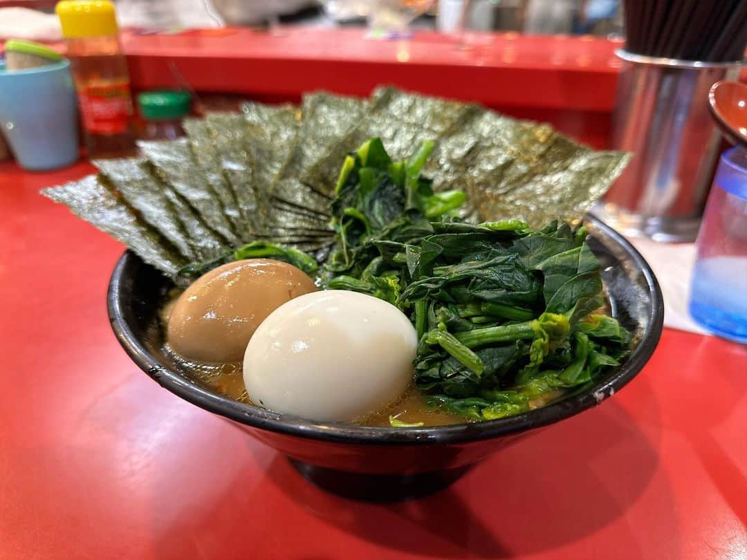 rasuさんのインスタグラム写真 - (rasuInstagram)「昨日の吉村家さんも最高過ぎた… 昨日は燻製強めな分カエシがデフォでもちょい強めでバッチリ過ぎるバランスよね🤤 並んでも食べたい一杯ですわ🤤🤤🤤  #吉村家 #吉村家総本山 #家系 #家系ラーメン #ラーメン #超うまい」2月3日 10時25分 - rashu_eat