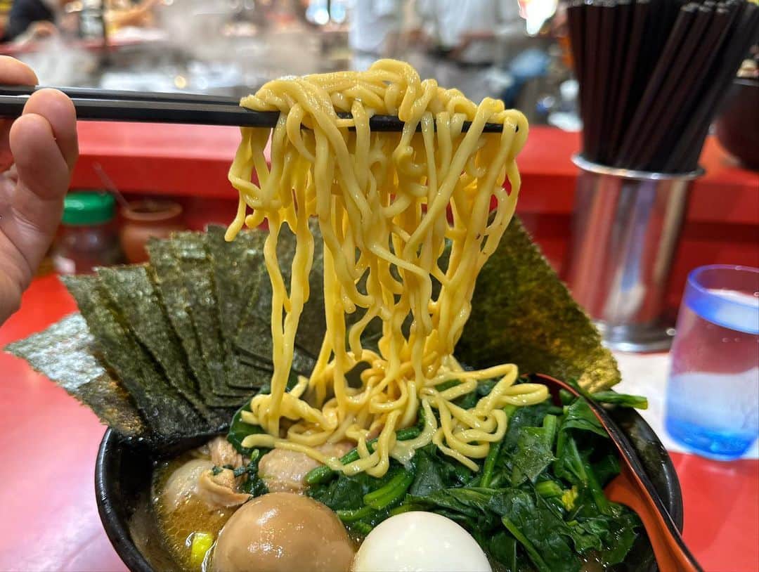 rasuさんのインスタグラム写真 - (rasuInstagram)「昨日の吉村家さんも最高過ぎた… 昨日は燻製強めな分カエシがデフォでもちょい強めでバッチリ過ぎるバランスよね🤤 並んでも食べたい一杯ですわ🤤🤤🤤  #吉村家 #吉村家総本山 #家系 #家系ラーメン #ラーメン #超うまい」2月3日 10時25分 - rashu_eat