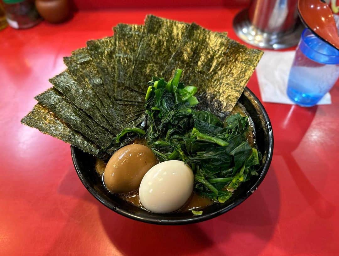 rasuさんのインスタグラム写真 - (rasuInstagram)「昨日の吉村家さんも最高過ぎた… 昨日は燻製強めな分カエシがデフォでもちょい強めでバッチリ過ぎるバランスよね🤤 並んでも食べたい一杯ですわ🤤🤤🤤  #吉村家 #吉村家総本山 #家系 #家系ラーメン #ラーメン #超うまい」2月3日 10時25分 - rashu_eat