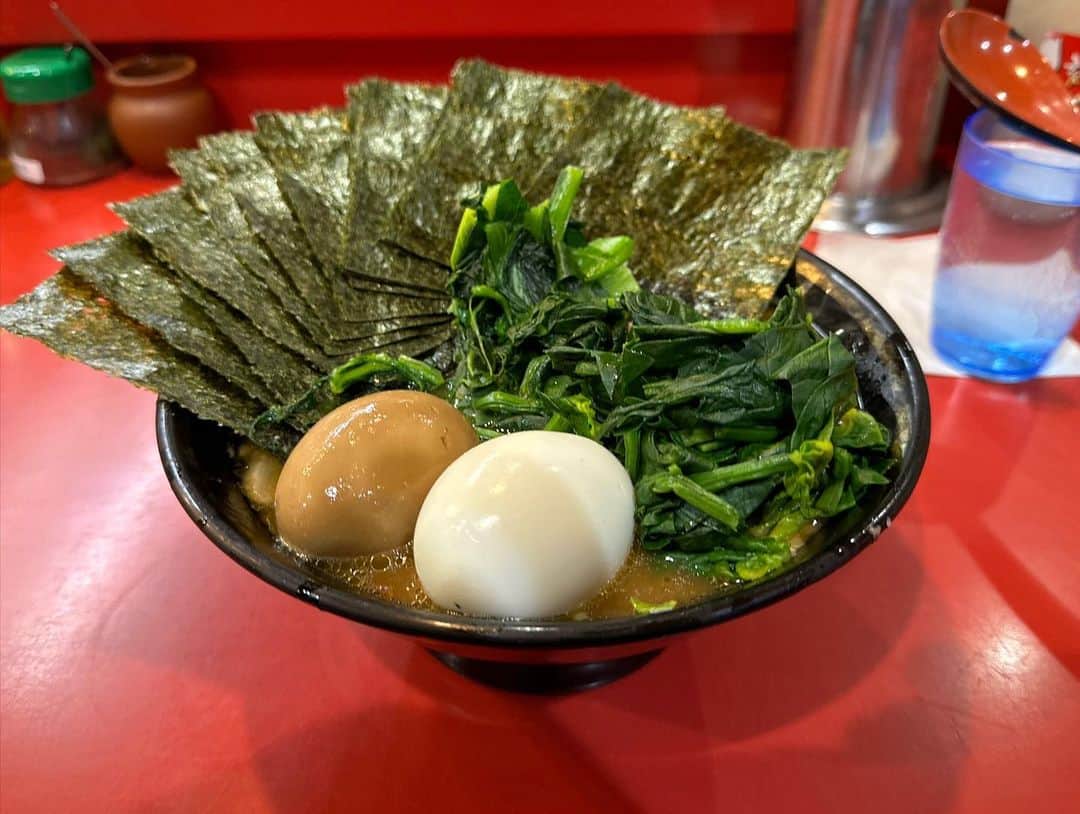 rasuさんのインスタグラム写真 - (rasuInstagram)「昨日の吉村家さんも最高過ぎた… 昨日は燻製強めな分カエシがデフォでもちょい強めでバッチリ過ぎるバランスよね🤤 並んでも食べたい一杯ですわ🤤🤤🤤  #吉村家 #吉村家総本山 #家系 #家系ラーメン #ラーメン #超うまい」2月3日 10時25分 - rashu_eat