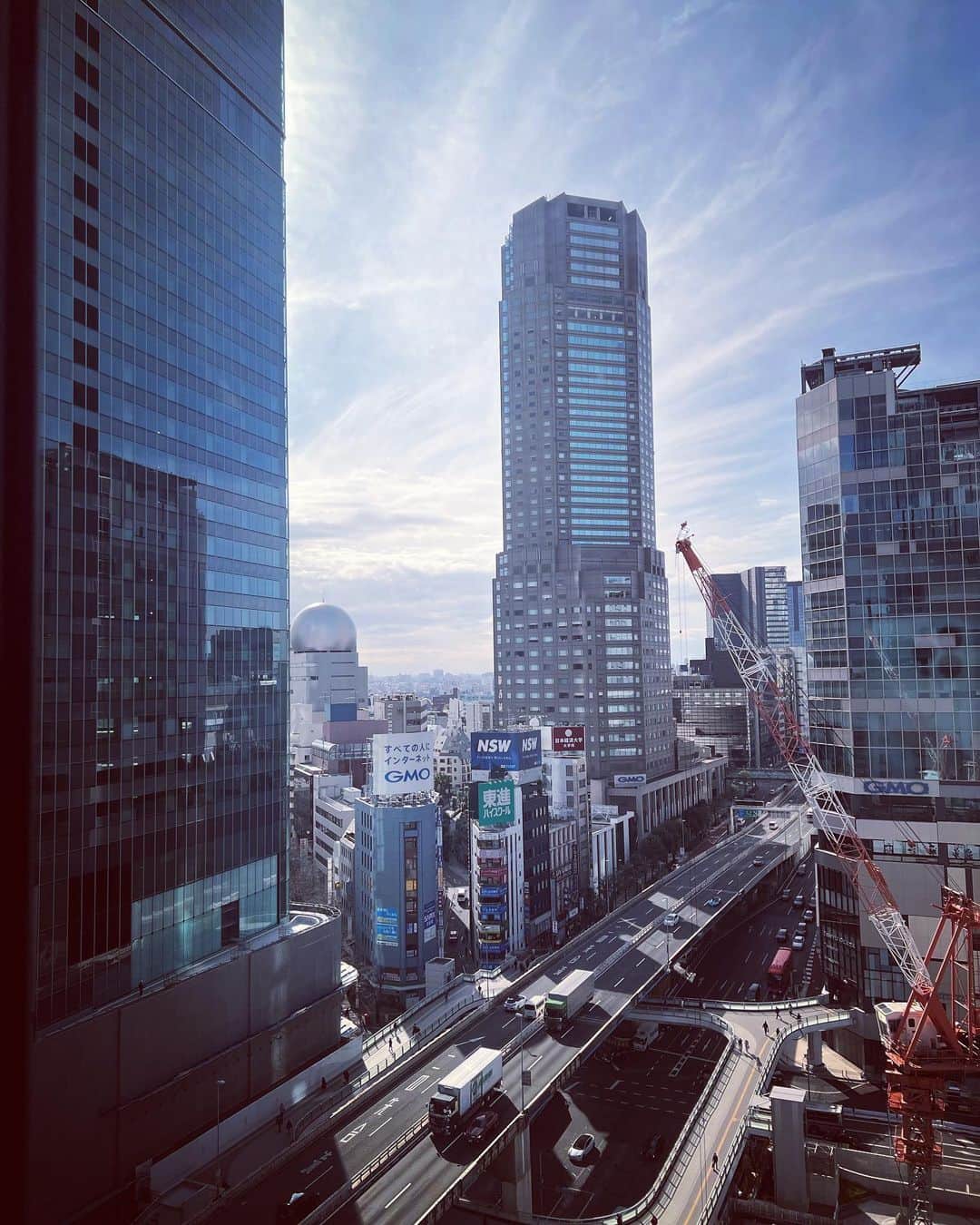 未来弥のインスタグラム：「自分や家族の将来を最近ずっと考えてる。  その中でビジネスとはどういうものか、自分が社会に与えれる影響はなんだ、どうしたら貢献できるか。 皆さんはどのように考えてますか？  日本という国に生まれ日本という国で育ち色々な経験してきた、ここで学んだ事経験したことを自分の糧としもっともっと成長できるよう準備し行動していきたい。 そしていつか周りを幸せに出来るよう前進したい。 そしていつか後悔ない人生だったと胸を張っていたい。  この気持ちを維持し続けて自分が今出来ることを一歩ずつやって今日より成長した明日の自分になろうと思います！  #entrepreneur #happylife #business #thingstodo #donotregret #japan #growingup #forthefamily #起業家 #行動しか勝たん #よくある投稿だから気にしないで #人生一度きり」