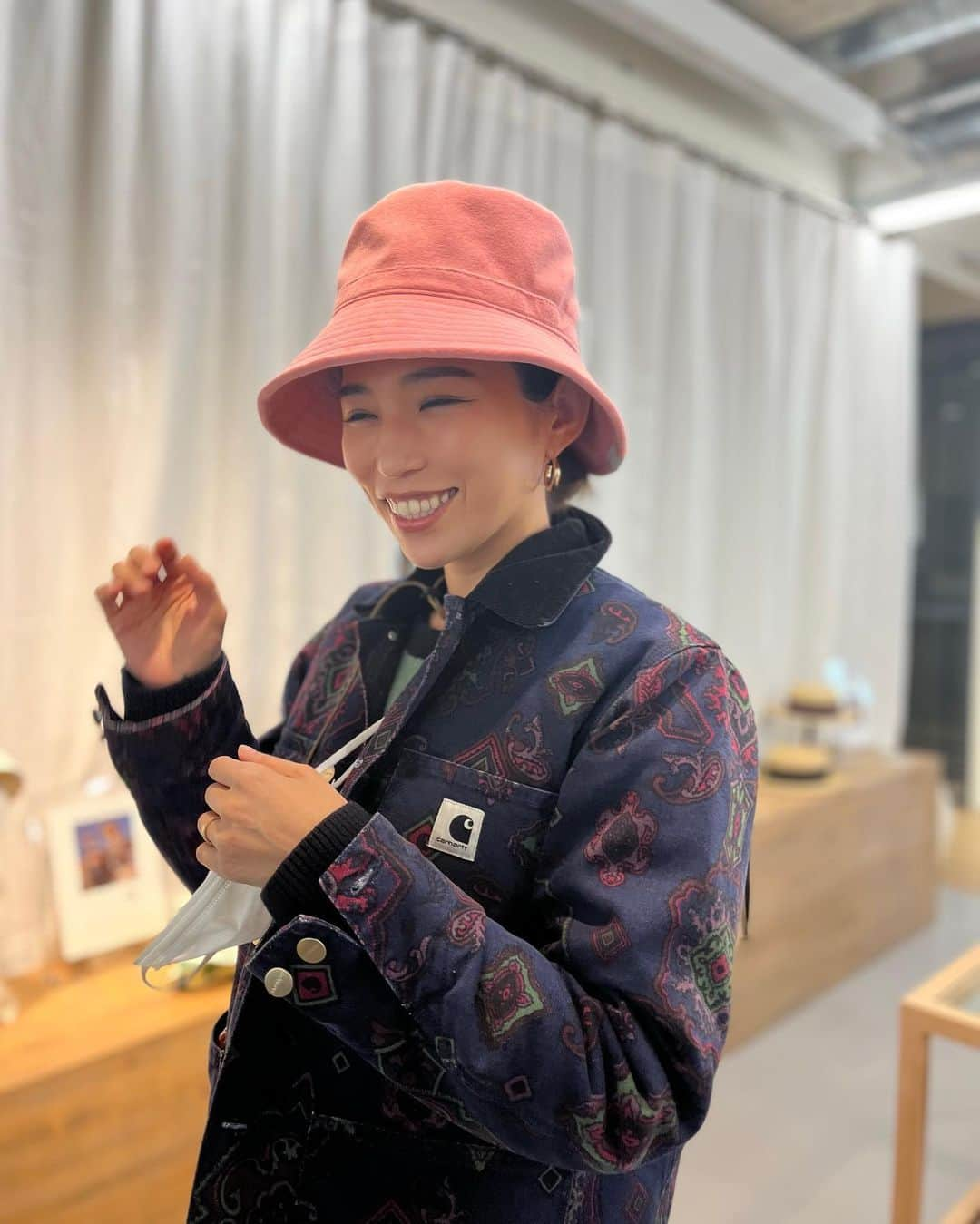 RENA さんのインスタグラム写真 - (RENA Instagram)「@chapeaud_o をはじめとした帽子ブランドの展示会へ🤍  春物のハットやキャップ、ニット帽等可愛すぎる帽子の数々に色々と被って一足先に春気分で楽しい時間になりました🌸  @kozueandoh さんにも久しぶりに会えて嬉しかったし相変わらず可愛くてオシャレママだし🥰  @anna_flare とリアちゃんと行ってきたよ🤍  春になるのが楽しみ🌸  ありがとうございました🥰  #fashion #hats #2023ss #sisters #展示会 #春ファッション #オトナ女子 #姉妹」2月3日 11時01分 - rena_flare