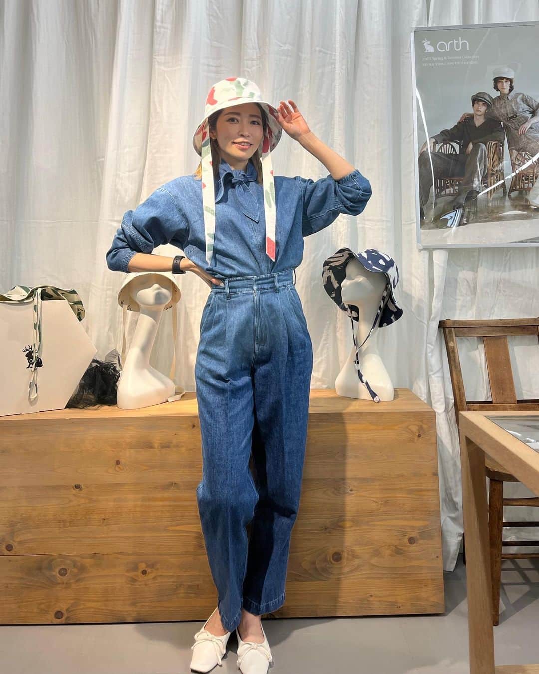 のインスタグラム：「@chapeaud_o をはじめとした帽子ブランドの展示会へ🤍  春物のハットやキャップ、ニット帽等可愛すぎる帽子の数々に色々と被って一足先に春気分で楽しい時間になりました🌸  @kozueandoh さんにも久しぶりに会えて嬉しかったし相変わらず可愛くてオシャレママだし🥰  @anna_flare とリアちゃんと行ってきたよ🤍  春になるのが楽しみ🌸  ありがとうございました🥰  #fashion #hats #2023ss #sisters #展示会 #春ファッション #オトナ女子 #姉妹」