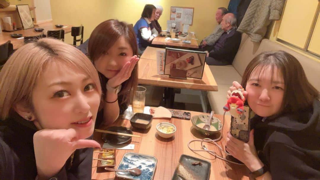 西城凛のインスタグラム：「#のだこーず 新年会🫰❤️‍🔥 大暴れの図🤟 ごまぺんりん🦭🐧🔔 通常運転です。特にほかの説明は無いです。 . . . #新年会 #いつめん #思い出グラム #のんだくれ #カラオケはスポーツだ #カラオケ #今年もよろしく」