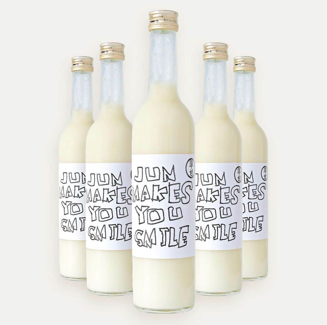 のインスタグラム：「こんにちは、お昼の12:00から 準組storeで甘酒デビューします。 デザインも自分です。砂糖不使用でこの甘さを味わってくだせぇ。いよいよです Jun makes you smile。 じゅんは皆んなを笑顔にする。  赤ちゃんでも飲める、甘酒！ 飲む点滴っの準甘  河本デザインのパケと、試飲を何度も重ねて出来た、準甘は、 そのままでも ヨーグルトや、牛乳、豆乳、珈琲に混ぜても、 美味しい！  InstaプロフにあるURLか、 検索、準組storeから、入れます！！  どうぞ、よろしく！！ jungumi.stores.jp  #河本準一  #甘酒 #準組 #準組store #準米」