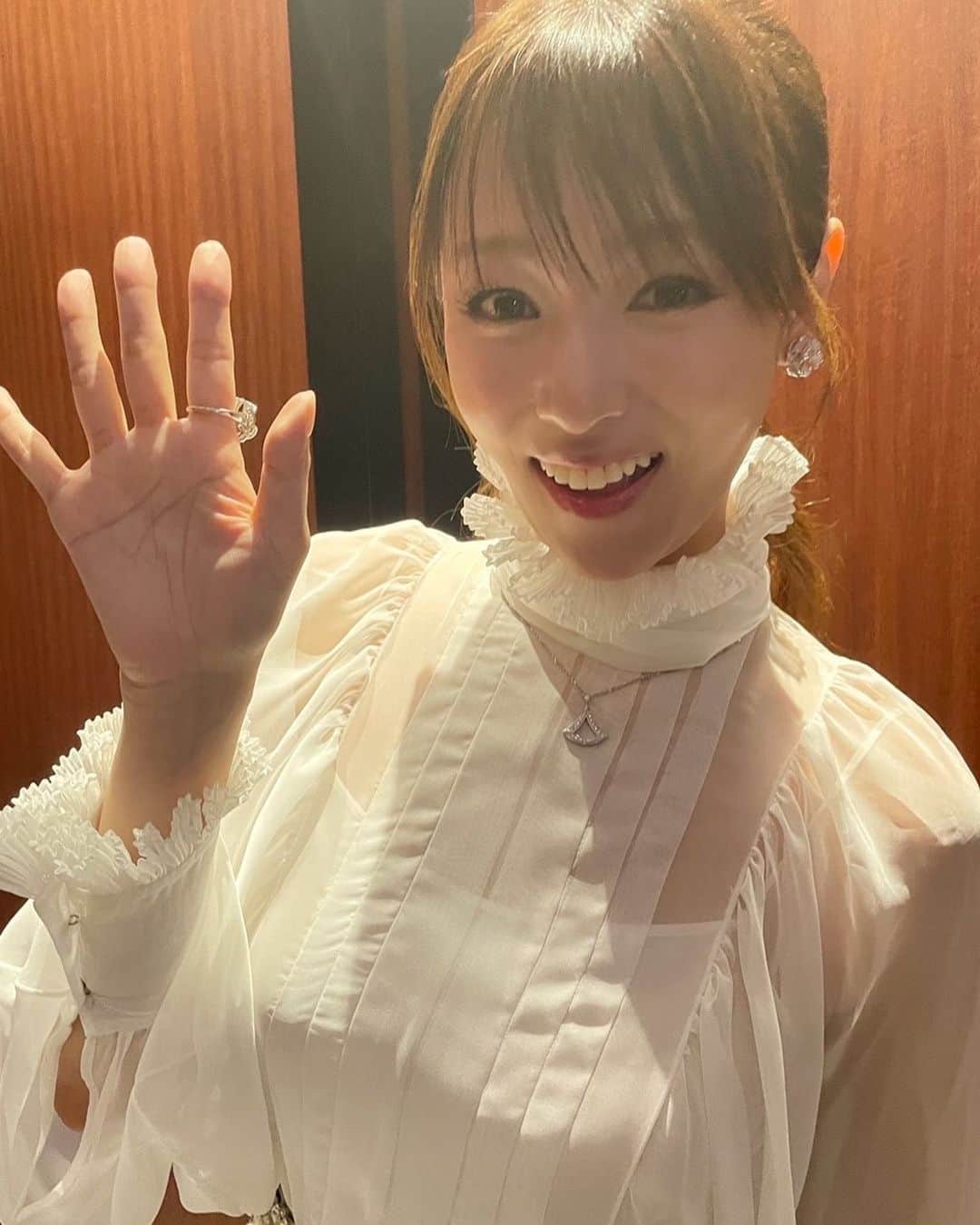 深田恭子のインスタグラム：「皆様、今年初の投稿になってしまいましたが如何お過ごしでしょうか⁉️ 本日より昨年の夏に撮影していたAmazon Original ドラマ「A2Z」が配信になります❗️やっとお届けすることができて私は幸せです🥹♥️ 是非是非沢山の方にご覧いただけたら幸いです🥺🙏💦 #A2Z #久しぶりにドレスを着させていただきました #やっぱりドレスが好き」