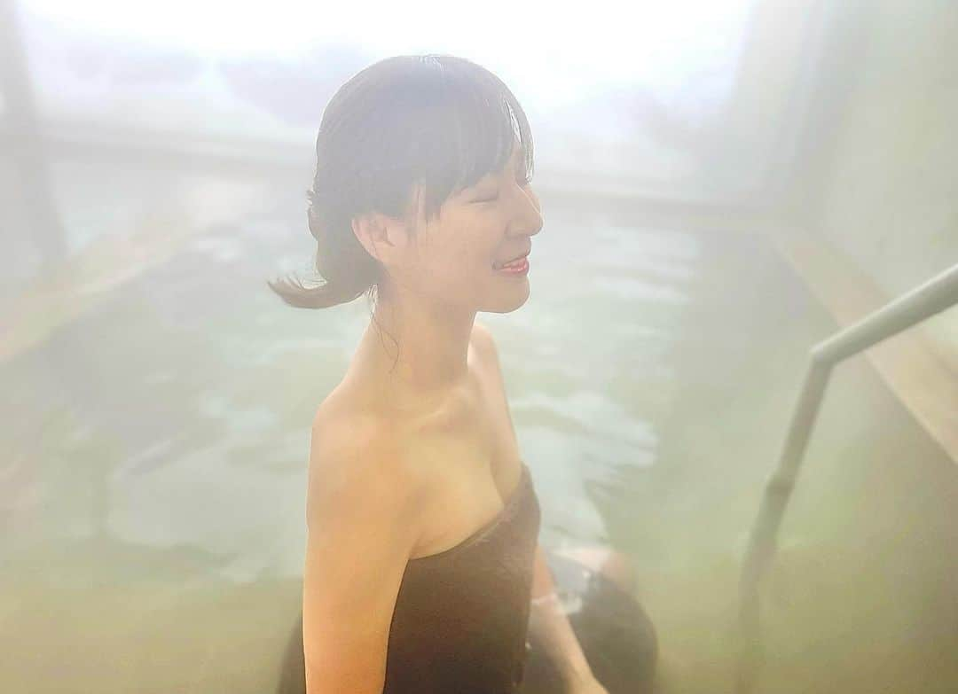 真坂はづきのインスタグラム：「温泉ソムリエです♨️ 心踊るロケ🎥 分析表の含有量数値・泉温・水素イオン濃度を見て、お湯を堪能するのが好きすぎます…。 秋田は名湯の宝庫😌🫶  #温泉 #温泉女子 #秋田 #秋田の温泉 #東北旅行 #秋田観光スポット #秋田旅行 #温泉巡り  #撮影　#ロケ　#硫黄泉 #ナトリウム塩化物泉　#湯けむり   まとめてた髪がピョンってなった瞬間の写真📸」