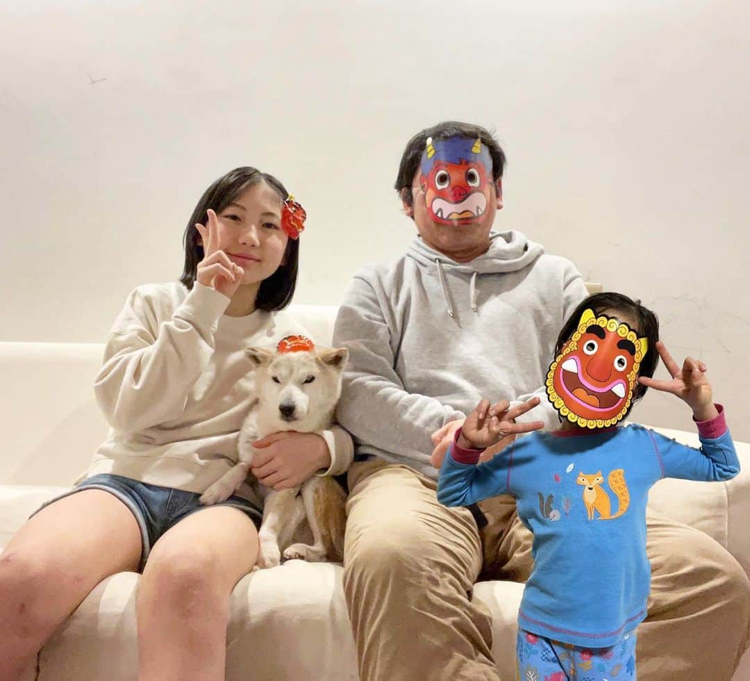 柴犬リリコのインスタグラム：「今年は一緒に豆まき出来なかったけど、アナログ母さんコラージュがんばった！💪🏻  ※  #リリコ家の記録 で2019年にお姉ちゃんが着ていたパジャマのお下がりを今年Kちゃまが着ています🤭  #節分 #鬼家族 #鬼家族2023 #リリコ家の記録」