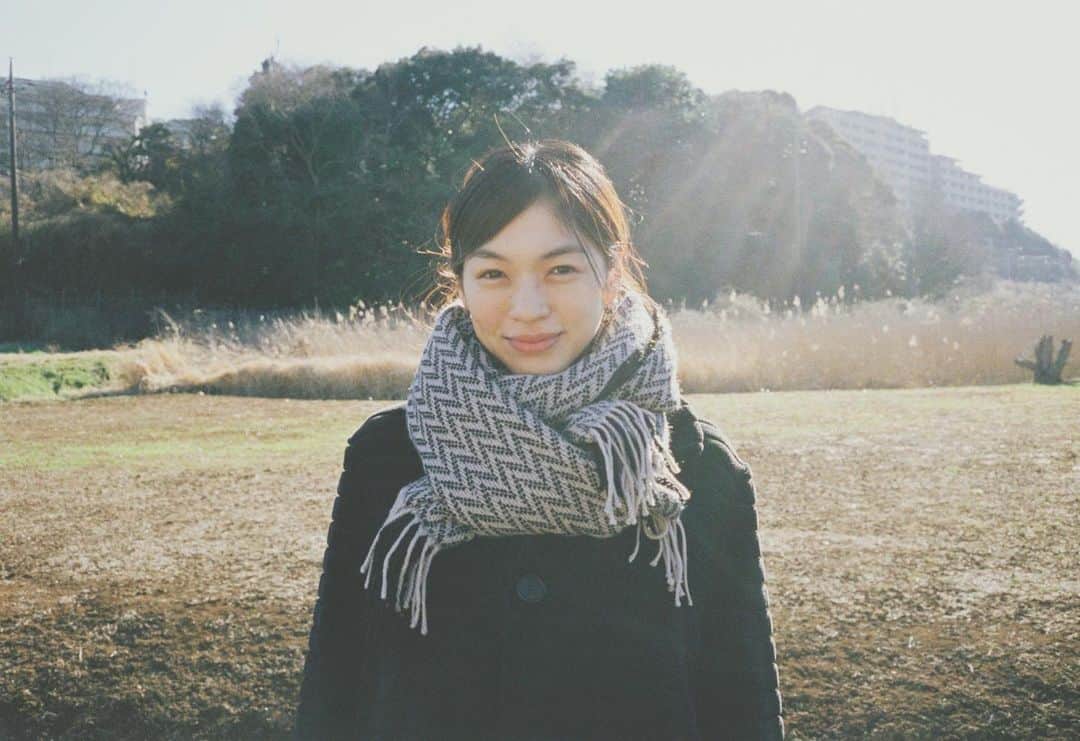 森本奈緒のインスタグラム：「お化粧のしかたも忘れてしまいそうなくらい、ほとんどをありのままの姿で過ごしていた今年の冬。  明日は立春。すきな季節がやってくる。🌼」