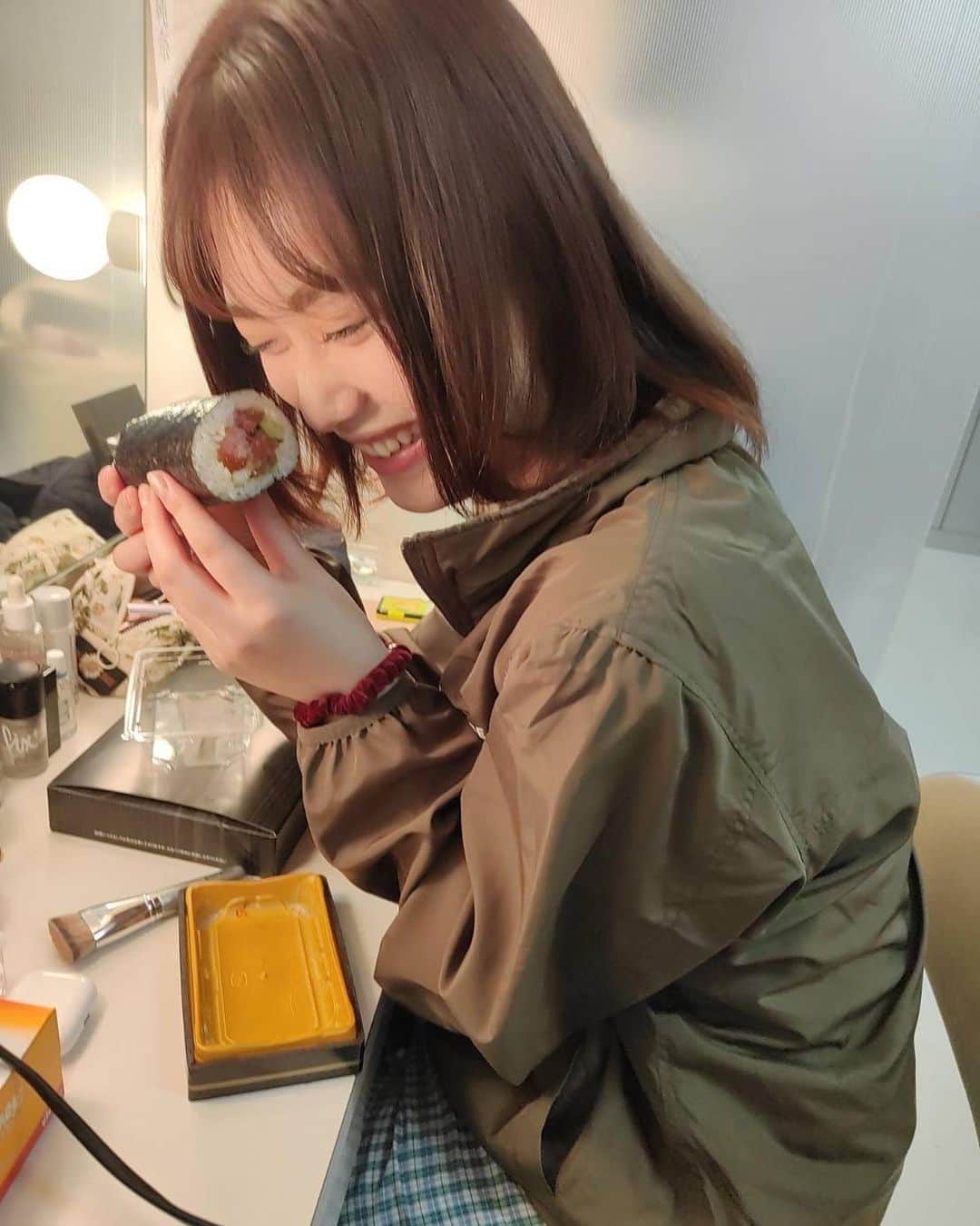 伊藤純奈のインスタグラム：「恵方巻き。座長からの 差し入れでした！ありがとう ございます！！ トムラウシ劇場入りしまして 明日、いよいよ初日。  #机汚いのも愛してね」
