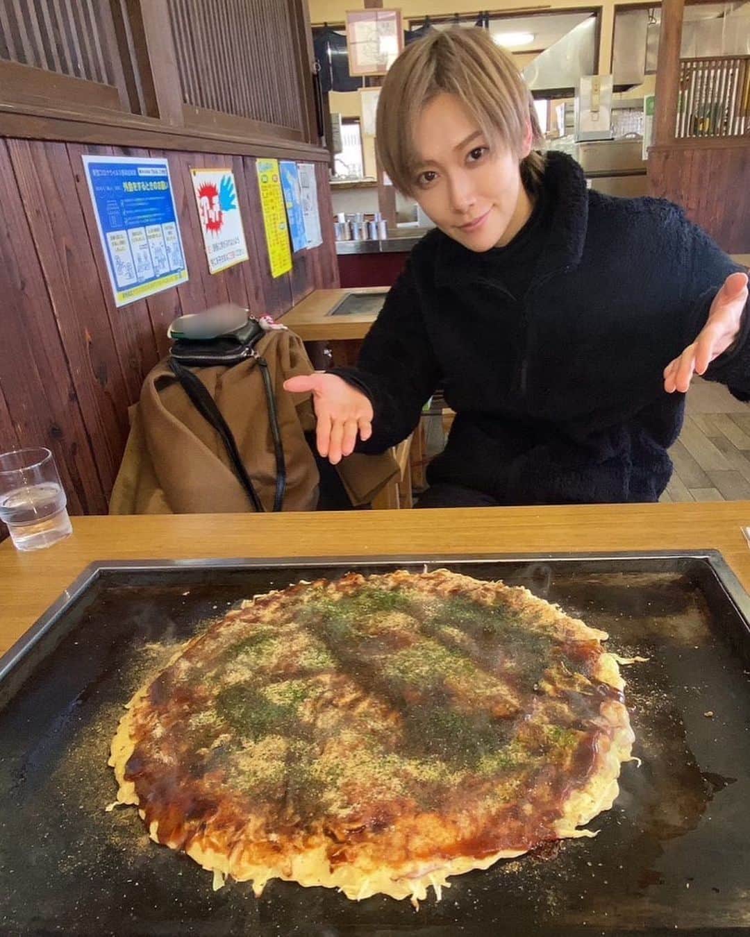 のインスタグラム：「🍴😋💕  福岡のご飯美味しかったですの思い出！  でっっかいお好み焼き #高専ダゴ 、 もつ鍋 #博多おおやま、 ラーメン #キャナルシティ博多ラーメンスタジアム  #初代秀ちゃん 、 天ぷら #博多てんぷらたかお 、 悪い顔して食べてるアイス #三日月屋cafe福岡空港店   熊本のいきなり団子と佐賀のおうどんも食べたいです。」