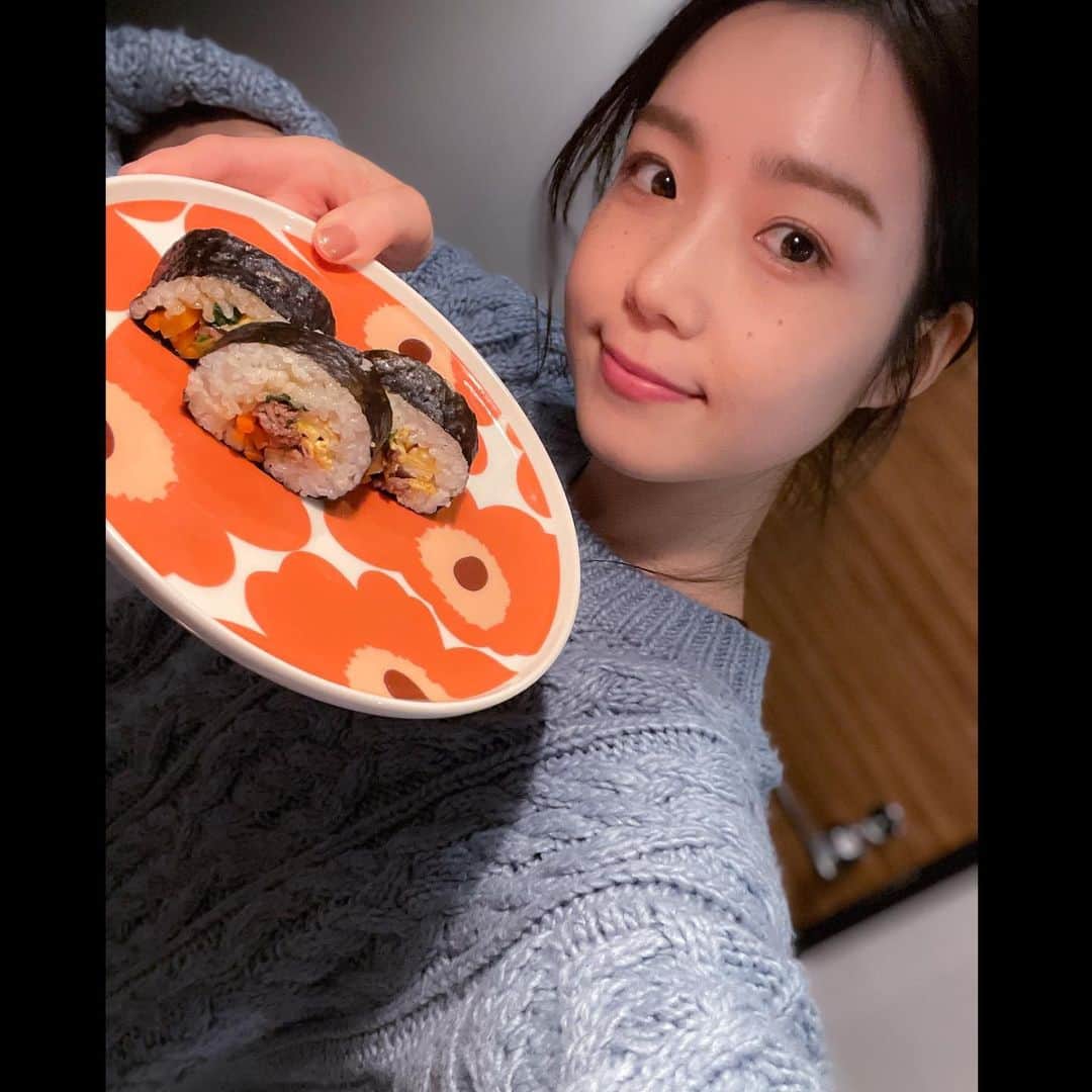 葉山柚子のインスタグラム：「初キンパ美味キンパ😊🥓✨  #キンパ #恵方巻き #すぐに食べてしまい写真がこれしかなかった #킴파」