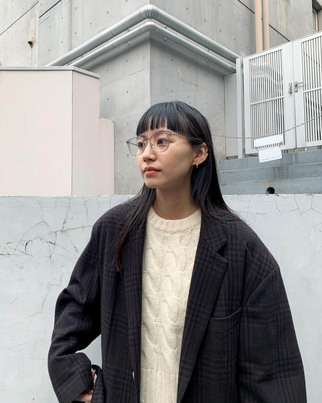 Shiho Sasakiのインスタグラム：「よくコメント頂くメガネは @yuichi_toyama_official 👓  クリアフレームって何となくギークな印象になりがちだけど これはテンプルが細くて大人っぽくかけれるからお気に入りなの。  #yuichitoyama」