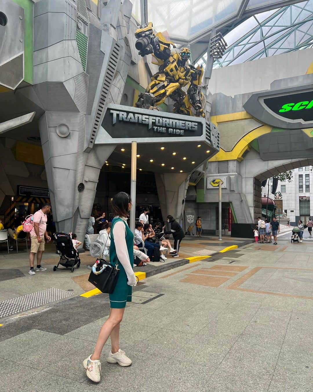 のインスタグラム：「0203 ・ ・ OFFの日 人生で2回目のユニバは シンガポールでした🇸🇬 乗り物がド派手で 乗り物酔いがすごかったです🦖 ・ ユニバって乗り物酔いするくらい すごいのばっかりなイメージになりました🥹 ・ #シンガポール #USS」