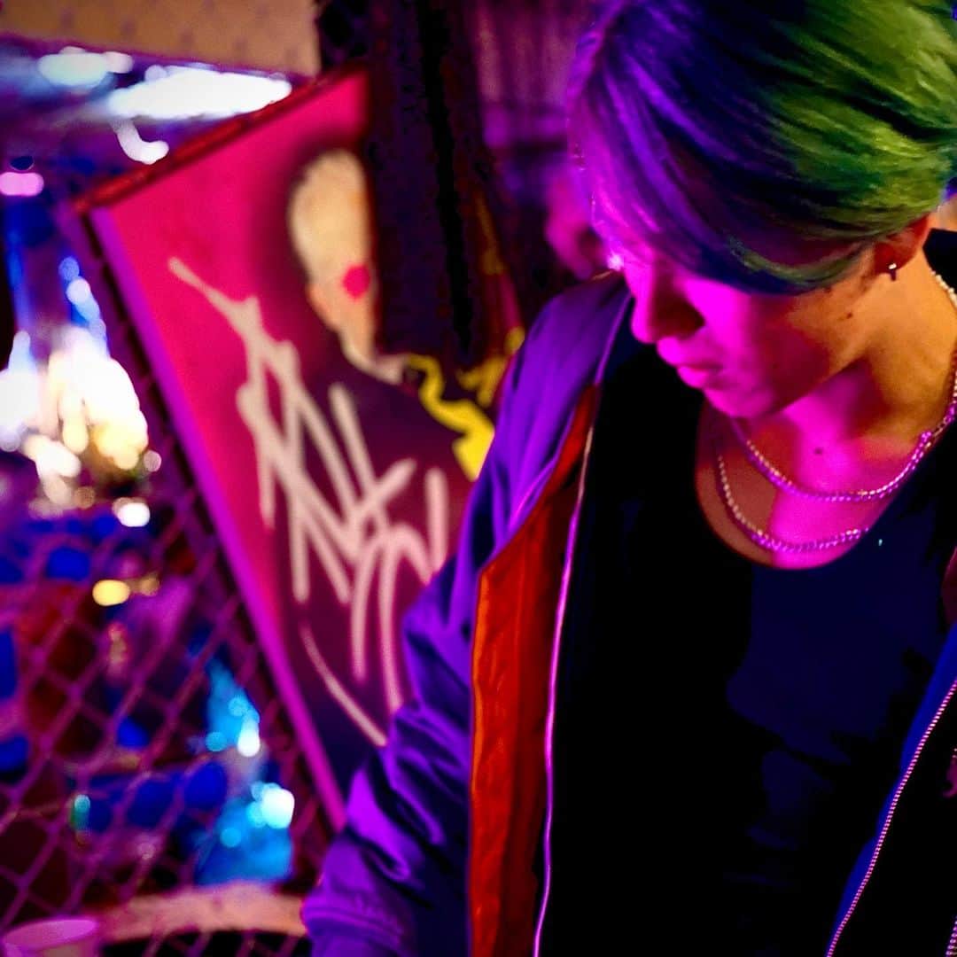 大舌恭平のインスタグラム：「映画『 #東京リベンジャーズ2 』 “血のハロウィン編” 🎬4.21『-運命-』／🎬6.30『-決戦-』  芭流覇羅メンバーとして出演しています🔥 緑の髪色という独特なカラーはこの為でした！ ぜひ劇場でお楽しみください✨✨」