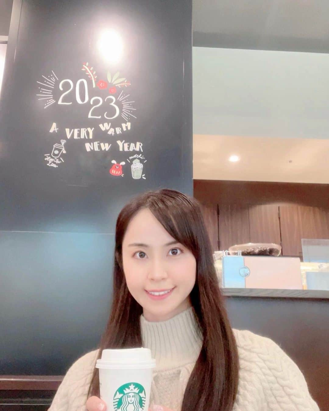 加藤美和のインスタグラム：「. Was the interpreter for the TV program “Why did you come to Japan?” After I finished, got my favorite Chai Tea Latte!  . . 番組『YOUは何しに日本へ？』の通訳🎤 日本への熱い想いをたくさん 伺うことができました✨  ロケ後、お気に入りの チャイティーラテでホッと一息✨   今日から新作『オペラフラペチーノ』が スタート🍀 オーダーする時に、 そちらのポスターが一際目立っていて… とても濃厚で美味しそうでした〜🎶 . @miwakato_ ←他の投稿はコチラ . . #starbucks #chaitealatte #tealatte #cafe #スターバックス #チャイティーラテ #チャイティー #ティーラテ #カフェ」