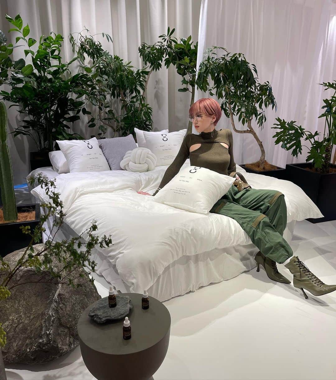 SARAのインスタグラム：「愛用してるCBDブランド "hu"のlaunch partyへ🌱  私も前々から愛用してるCBDベイプとオイルに加えて、バスフレーク、グミが仲間入り🥺💘  デザインも可愛いし、味も美味しいから生活に取り入れやすいアイテムばかり🫶  まだCBDにハードルを感じてる人にもオススメできるし、プレゼントにも良さそう🥹✨  高純度なのも嬉しい🥹  寝付きが悪かったり、メンタルに波があったりする人には特におすすめ☺️ 自分の身体は自分で可愛がりたい💘w ちなみに私は寝る前に舌下にオイル垂らしてから寝てます🤭  #hu_cbd #hu_products」