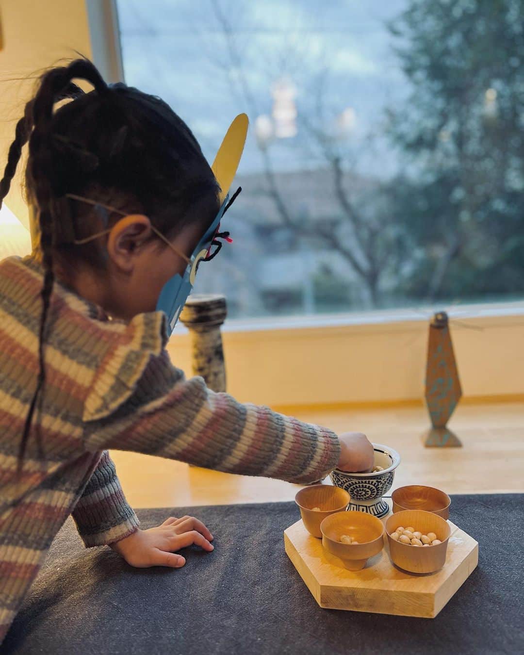 家長晶のインスタグラム：「↪︎鬼自ら豆分配。  その後は、お庭の木が鬼と化し 大中小の子どもたち３人揃って 「鬼は外、福は内」  小が1番ダイナミック。」