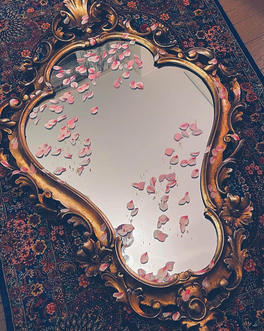 澤田友美のインスタグラム：「アンティークミラーに、🌸のオーダーペイント🪞🌸🌸🌸 . . . #antiquemirror #interior #アンティーク家具 #sakura #painting #crystalpainting #桜 #orderpainting #cherryblossom」