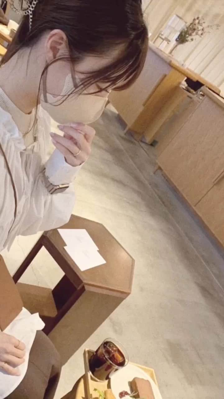 のインスタグラム：「_  物心ついて初めてのリール動画 編集へたっぴすぎ。笑 音楽つけるのも忘れた 💧  温かい目でみてください 🥲 #カフェ #下北沢 #淡色コーデ」