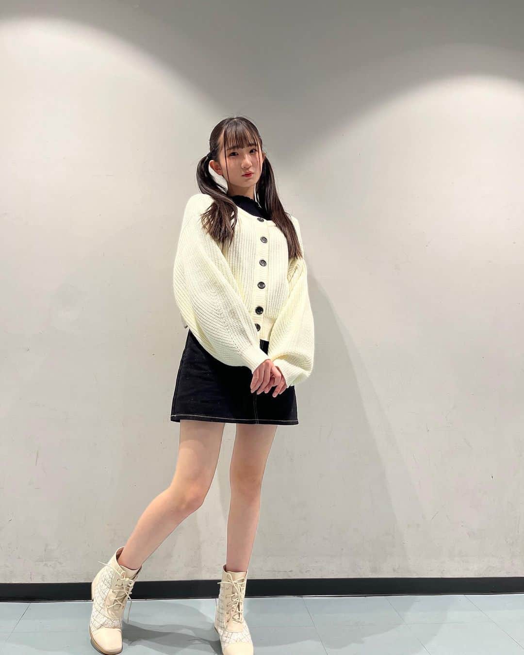 出雲やえさんのインスタグラム写真 - (出雲やえInstagram)「白ニットのコーデ🤍 ツインテールも久々にやったよ👶🏻  #出雲やえ #やっちん #jc1 #中学生女子 #ツインテール #全身 #脚 #スタイル #コーデ #ホワイト #ニット #オシャレになりたい #13歳」2月3日 22時06分 - osu_yae