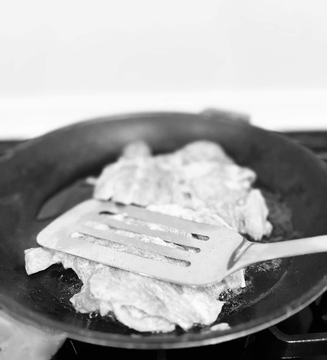 神崎恵のインスタグラム：「🍳 我が家のリクエスト上位のメニュー。 鶏肉のソテーにクリームソースをかけるもの。　 「チキン焼いてクリームソースかけるやつ食べたい」と言われます。 鶏肉は砂糖とマヨネーズを揉み込み15分以上おいてから(これ、唐揚げでもなんでも、鶏肉がやわらかくなる仕込み)塩胡椒、スパイスで下味をつけて焼くだけ。 ソースは薄切りにした玉ねぎをたっぷりバターで炒めたら、 生クリームとコンソメ(好みで塩胡椒)だけ。時に玉ねぎと一緒にセロリの薄切りやキノコを炒め合わせても美味しい。 鶏肉、豚肉、お魚のソテーやグリルに合うんです。 ご飯とも合うけど、焼いたパンをこのソースにつけても美味しい。 簡単で、美味しい我が家の定番ソース。 鶏肉は皮面から焼いて上から重しをかけ皮をカリカリに焼き上げるます。ボールや鍋底をあてて体重少しかけてます。わたしは力あるのでこうやって押し付けてます😤💪いつも。 今夜もその日でした。  #おうちごはん」
