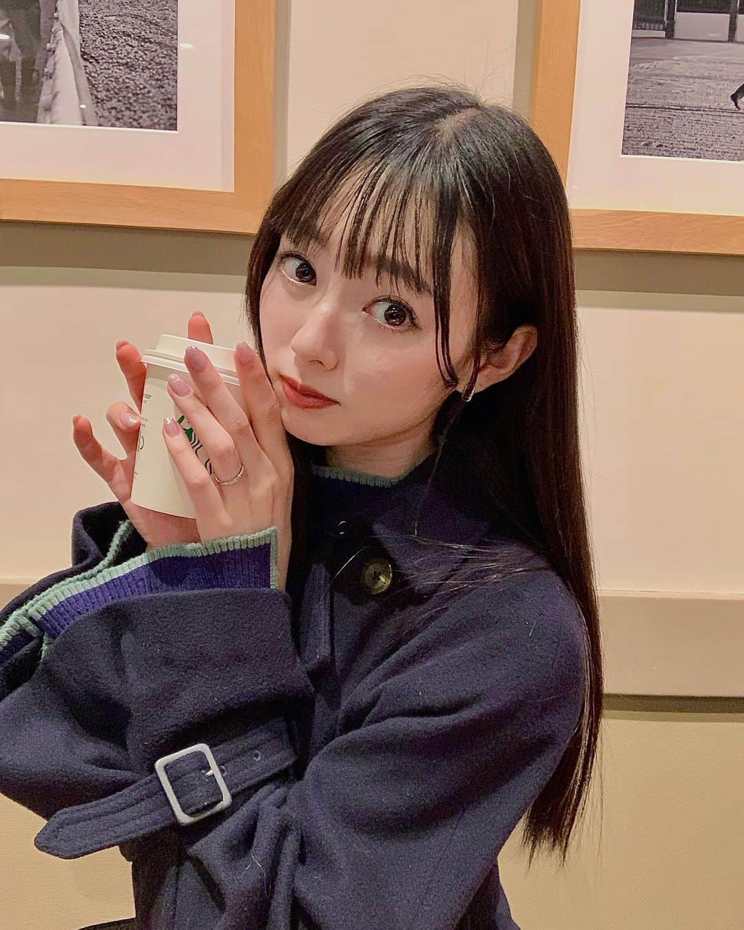 川村まりのインスタグラム：「ここ最近ストレートにハマってる。 横毛をどうしたらいいか分かんなくて常に迷子… 行ってみたかったピザを食べた日🍕  #神戸グルメ#神戸ランチ #神戸ディナー #神戸ピザ#元町グルメ #元町ディナー #三宮グルメ #三宮ディナー #黒髪#黒髪ストレート#黒髪ストレートロング」