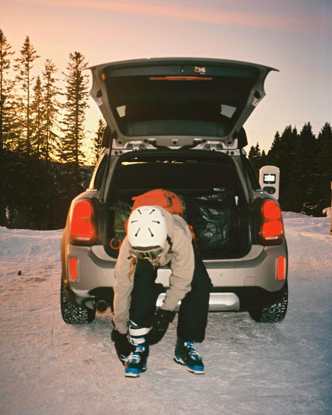 ベア・ハンソンのインスタグラム：「Mini travels🤸‍♂️@MINIsverige #NewMINICountryman #BigLove #MINIElectric」