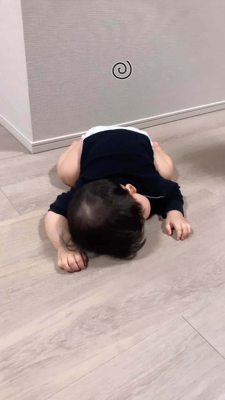 Miki Hirookaのインスタグラム：「お風呂前に力尽きたボクちん。笑  #1歳2ヶ月 #限界の限界 #パパ撮影」