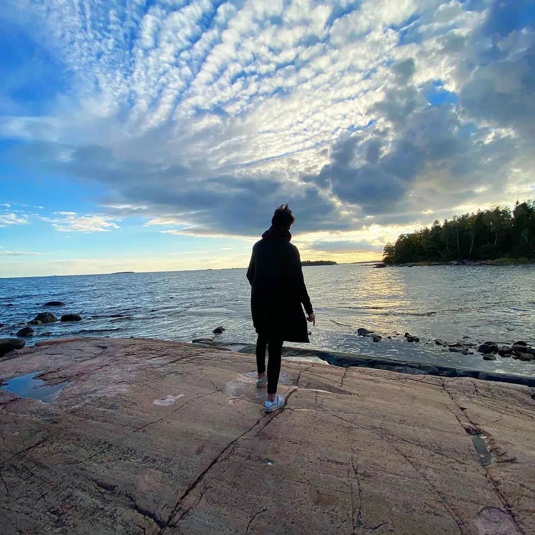 Jussiville JV Partanenのインスタグラム：「Blue skies ahead! Friday 🙏 ~~ #friday #lauttasaari #drumsö #icedance #athlete #sports #stillhere #coach #figureskating #helsinki #finland」