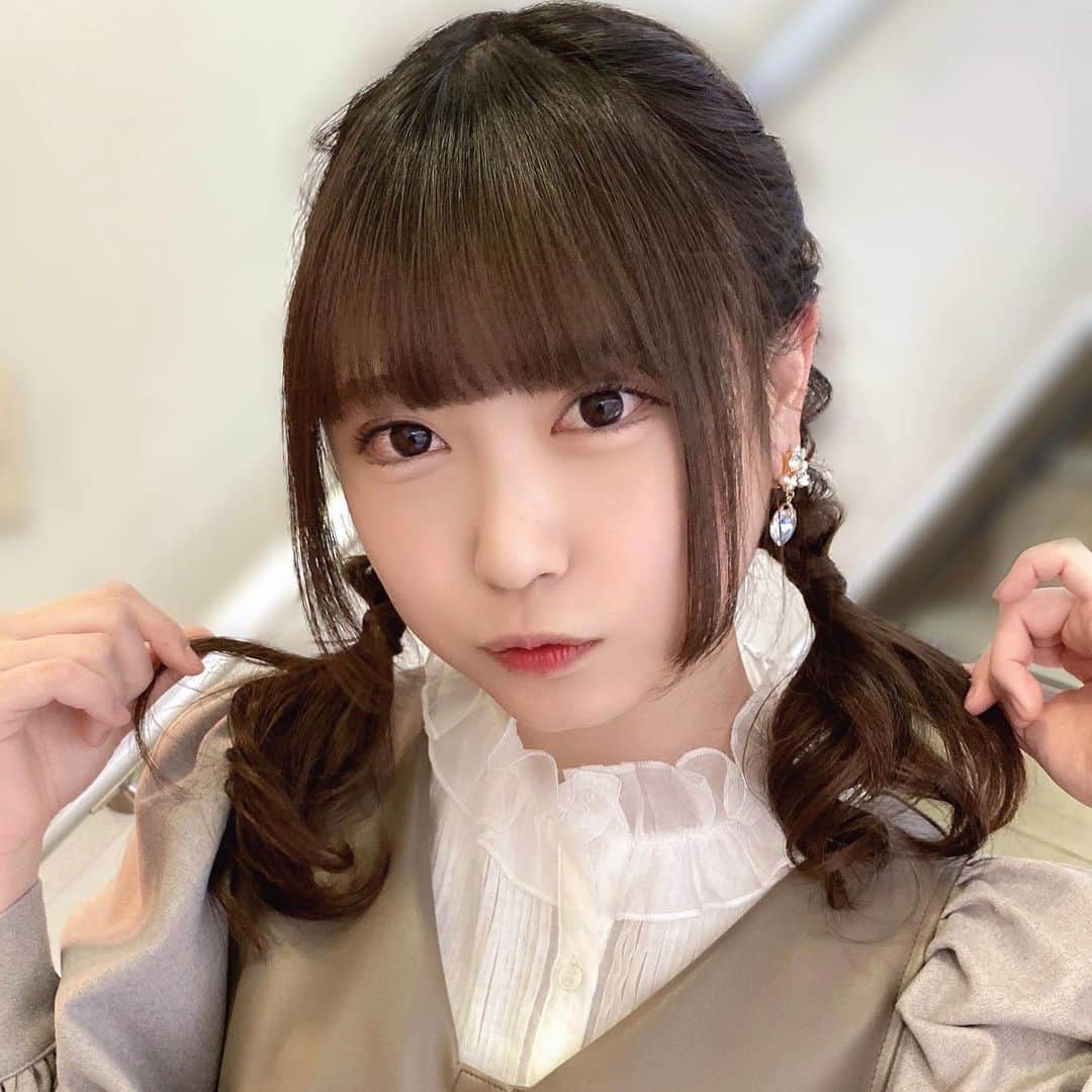 中澤莉佳子のインスタグラム：「#デカ盛りハンター マグロ1匹食べ尽くし回の衣装 ̳ට ̫ ට ̳💖🐟  ワンピース、インナー、コート→ @sile_tokyo 靴→@vivian_collection_official イヤリング→ @witchme.tokyo  いつもかわいいお洋服をありがとうございます、あたまは三つ編みツインにしてもらった🎶  #デカ盛り #大食い #大食い女子」
