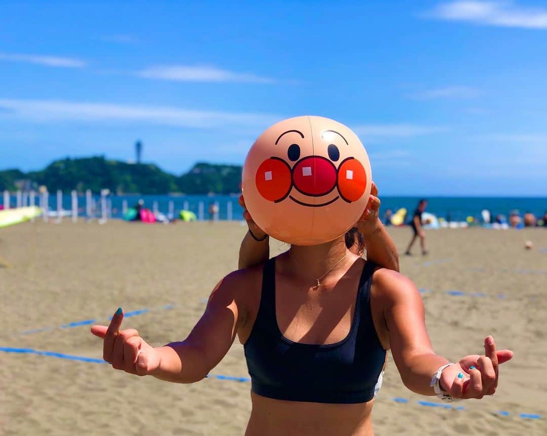 宮川紗麻亜のインスタグラム：「🌻 早く夏にな〜れ🌻✨寒いのまじ苦手🥶 アンパンマンに似てるって言われるんですけど〜 これ、まさかの違和感なし？笑  #アンパンマン #顔が入れ替わっちゃうよ #新しい顔だよ #パン大好き #パンの中で寝たい  #鵠沼海岸 #江ノ島 #湘南 #beachvolleyball #ビーチバレーボール #beachvolley #ビーチバレー #volleyball #バレーボール #배구선수 #비치발리볼 #바다 #summermiyagawa #宮川紗麻亜」