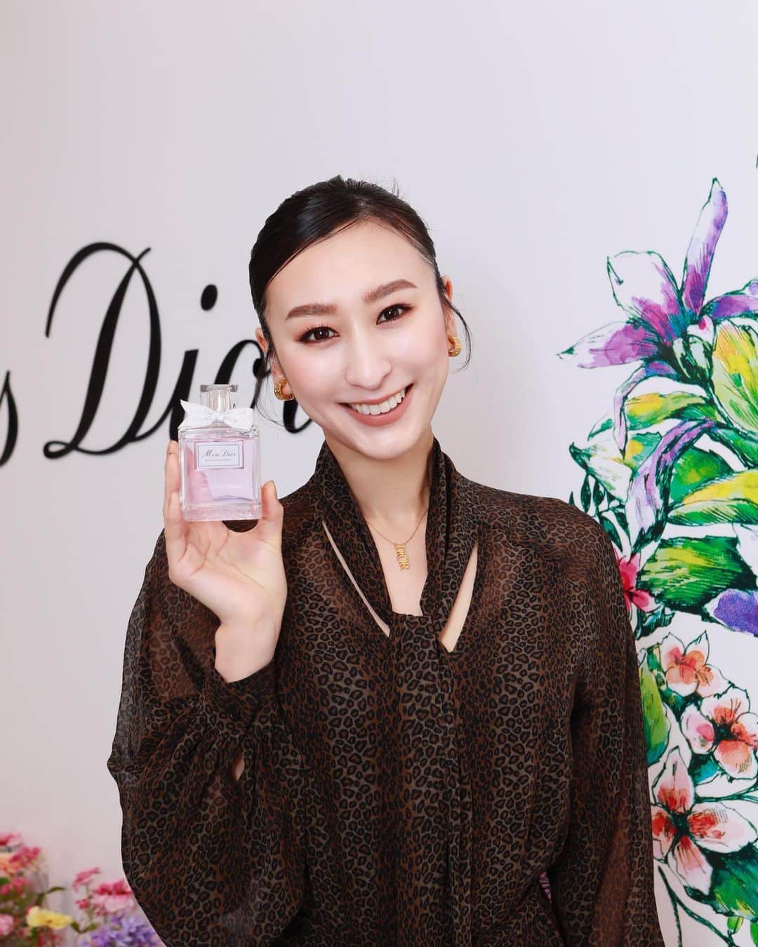 のインスタグラム：「𝐷𝐼𝑂𝑅 𝐵𝐿𝑂𝑂𝑀𝐼𝑁𝐺 𝐿𝑂𝑉𝐸 𝐺𝐴𝑅𝐷𝐸𝑁𓆸 ⁡ 華やかな香りに包まれた素敵な会場にて幸せな気分になりました. ⁡ 𓆸ミス ディオール ブルーミング ブーケの装いがリニューアルされました. ⁡ 𓆸1947年、メゾンの誕生とともに生まれ- コレクションで ”ドレスの仕上げ” として発表. クリスチャン・ディオールが「愛のように香るフレグランスを」 と願って生まれた香り. ⁡ なんて素敵なんでしょう... ⁡ ピオニーとローズの優しい香りに、ホワイトムスクが柔らかく香り、とてもエレガント𓆸 ⁡ 香りの魔法は、自分の魅力を引き出してくれますね. 大切な日にこの香りを楽しみたいと思います. ⁡ ⁡ ⁡ @diorbeauty @dior  #ディオールブルーミングラブガーデン #ミスディオールブルーミングブーケ #supportedbydior」
